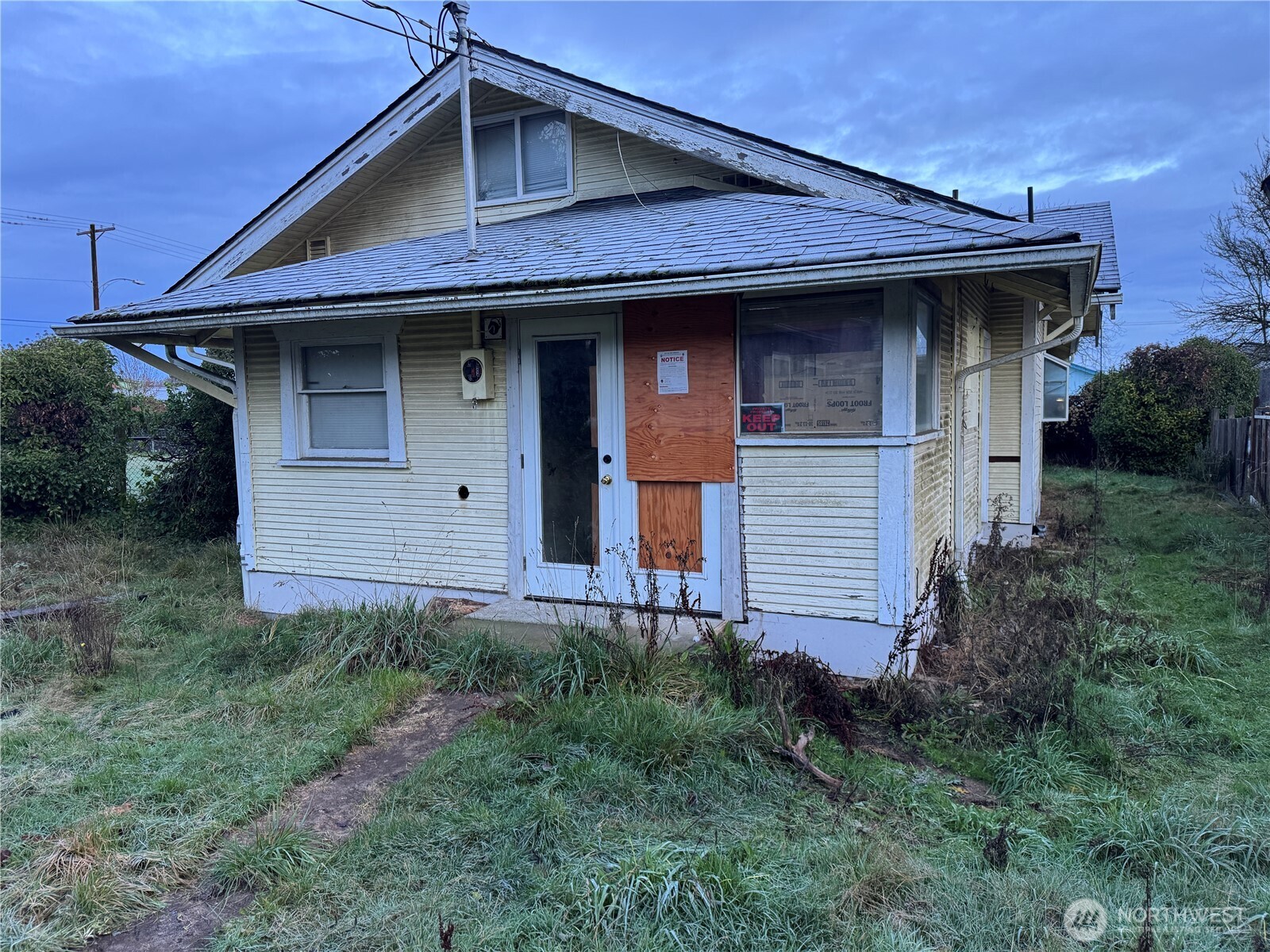 126 West 5th Street Port Angeles, WA 98362 - Photo 26 of 34 a front view of a house with garden