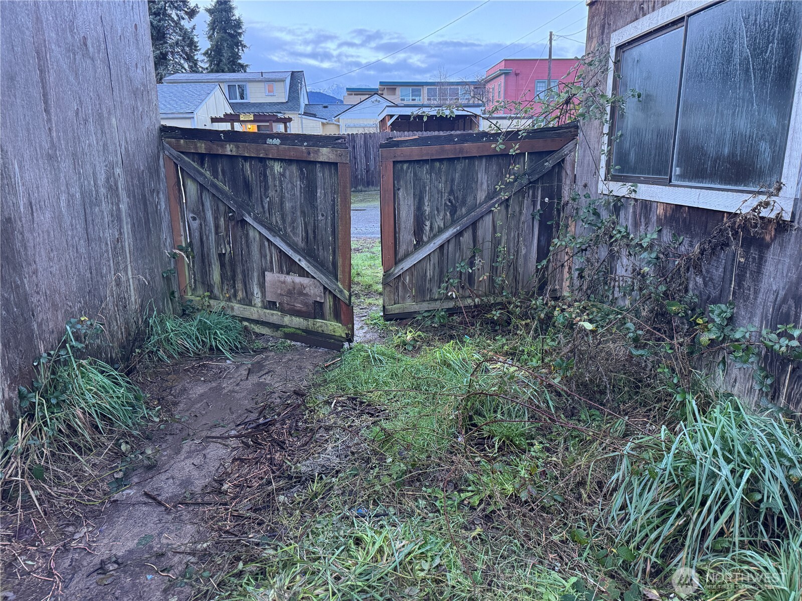 126 West 5th Street Port Angeles, WA 98362 - Photo 31 of 34 a view of a wooden fence