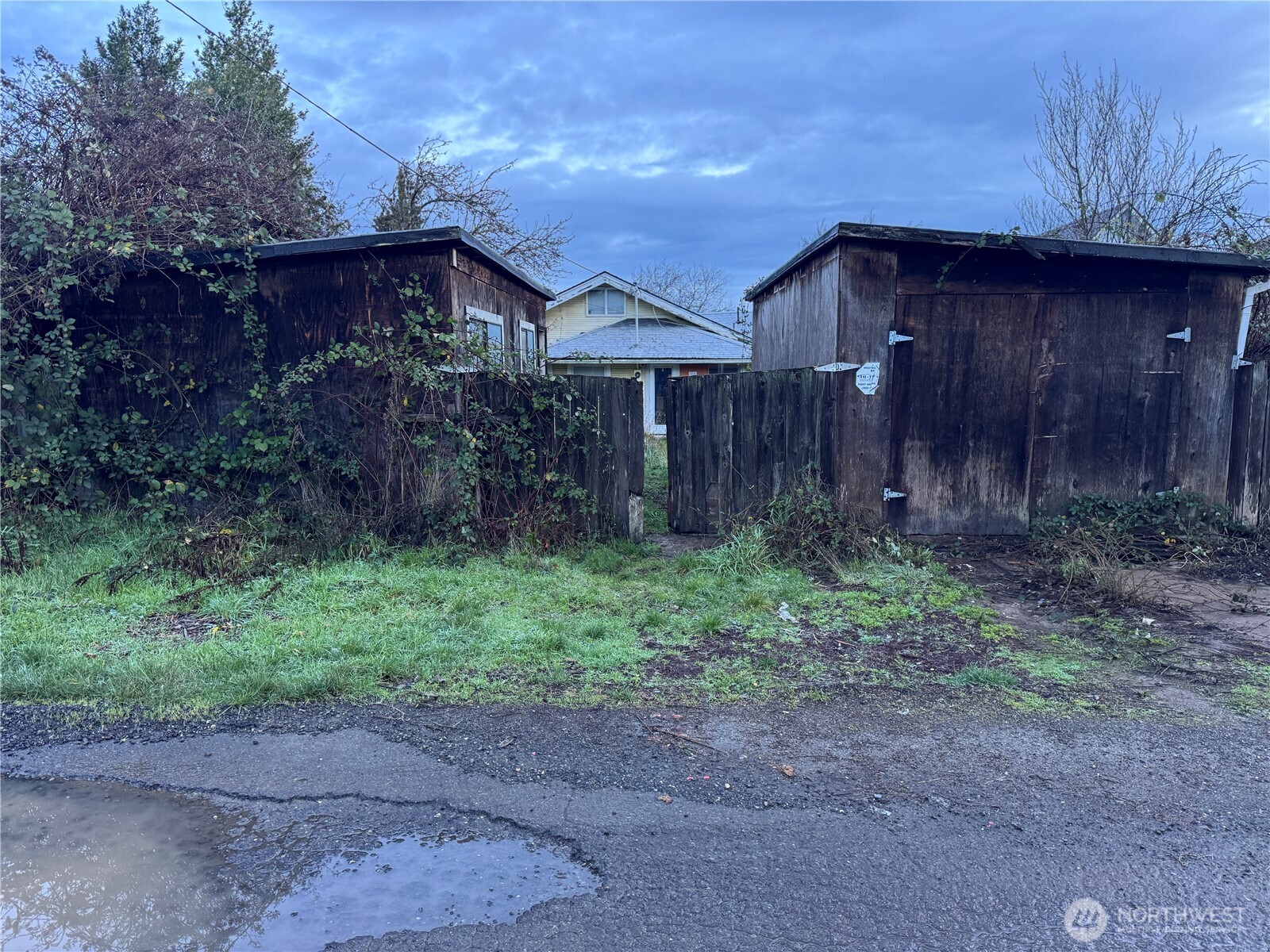 126 West 5th Street Port Angeles, WA 98362 - Photo 32 of 34 a front view of a house with garden