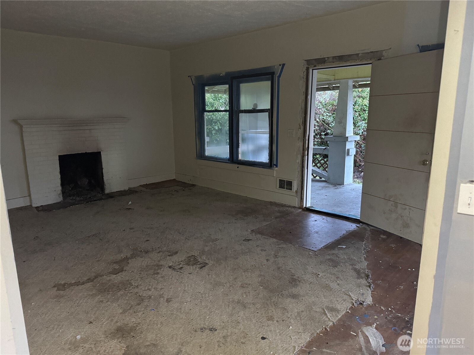 126 West 5th Street Port Angeles, WA 98362 - Photo 7 of 34 an empty room with windows