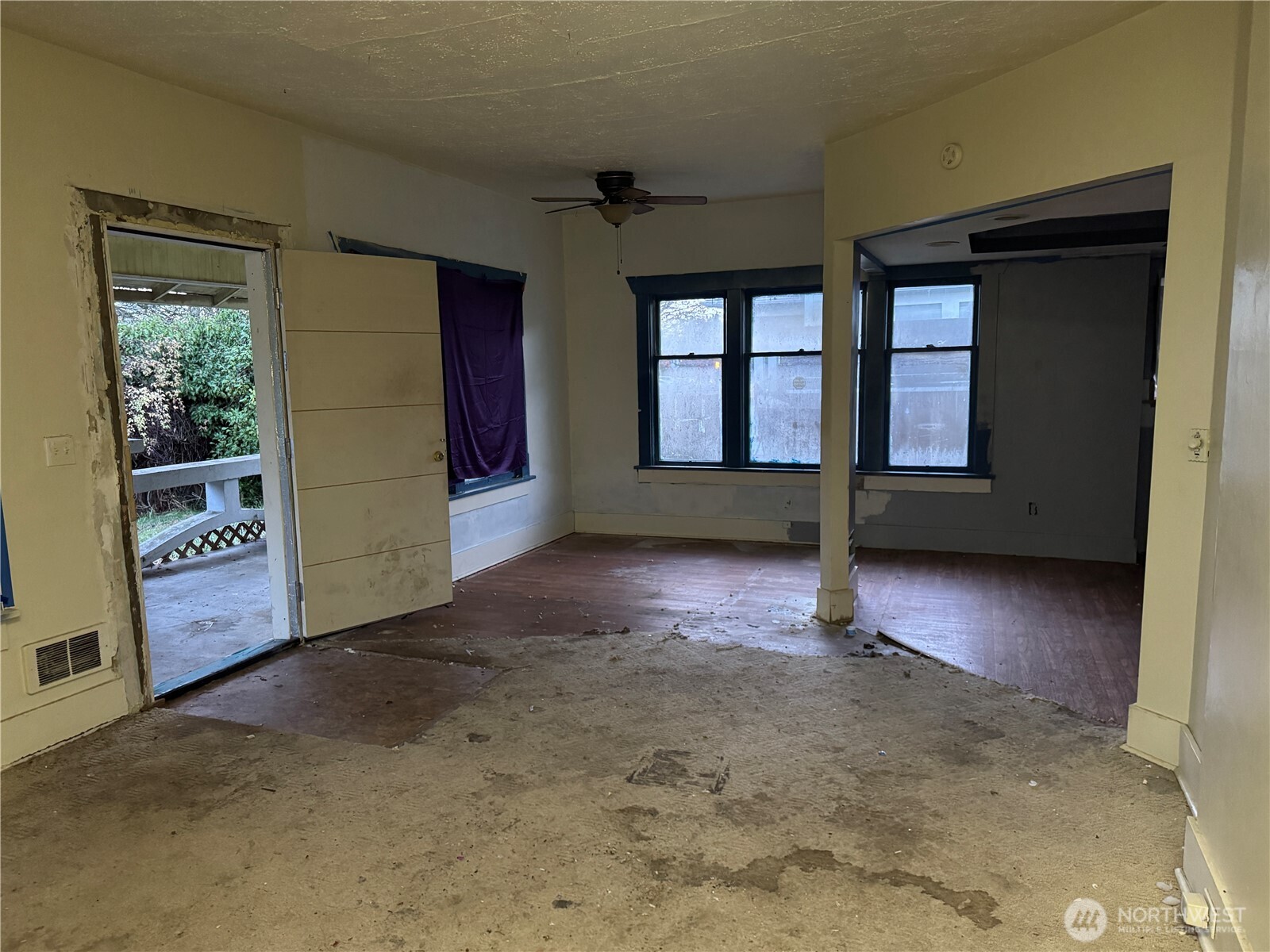 126 West 5th Street Port Angeles, WA 98362 - Photo 8 of 34 an empty room with windows
