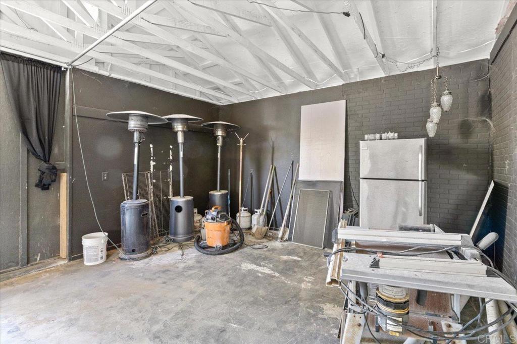 40707 Intrepid Road Hemet, CA 92544 - Photo 30 of 71 a view of a room with gym equipment