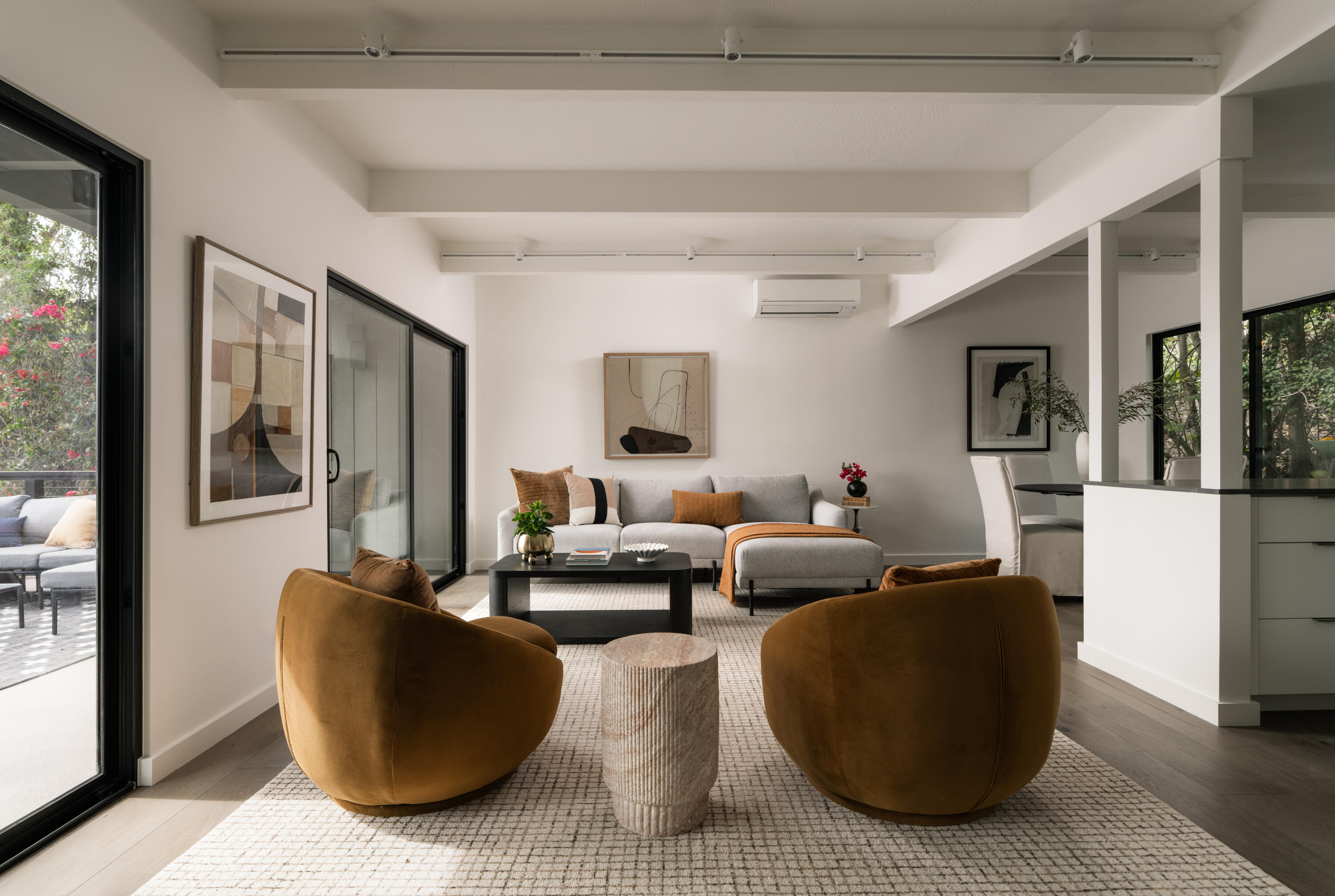 518 East Islay Street Santa Barbara, CA 93101 - Photo 3 of 24 Living Room(1)