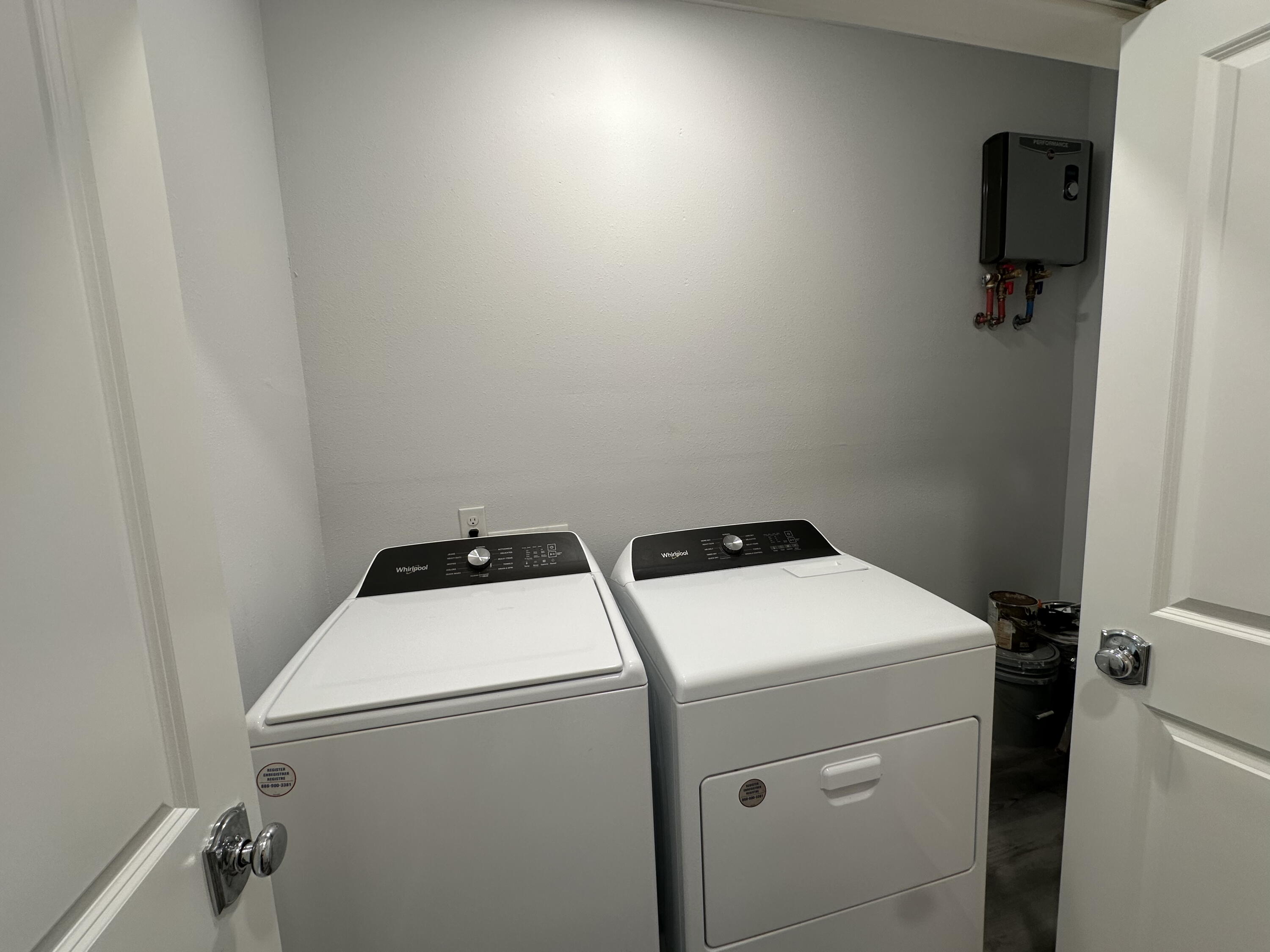 534 North Raphael Road DeFuniak Springs, FL 32433 - Photo 16 of 20 a utility room with dryer and washer