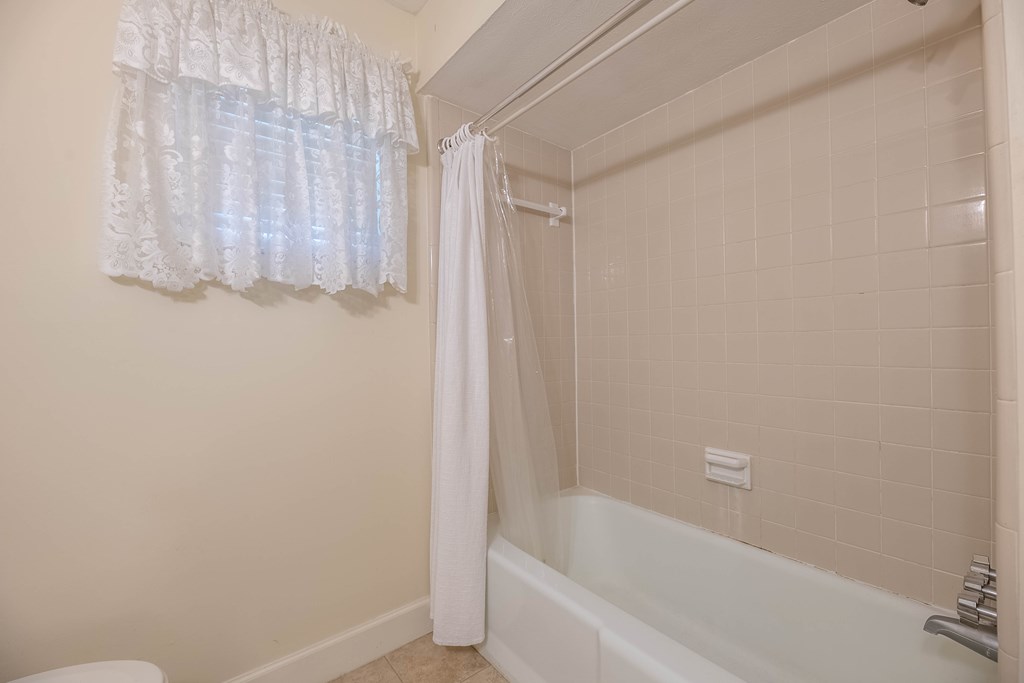 5255 Lichfield Road Columbus, GA 31904 - Photo 21 of 42 Hall Bath Tub/Shower combo