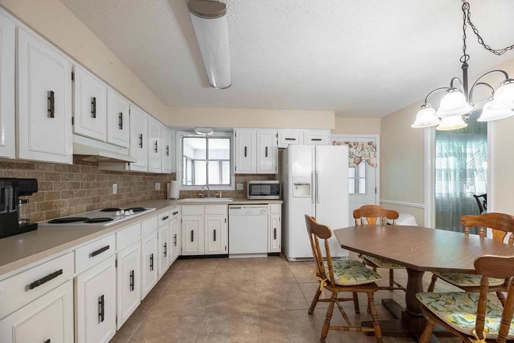 5255 Lichfield Road Columbus, GA 31904 - Photo 7 of 42 Kitchen & Eat In area