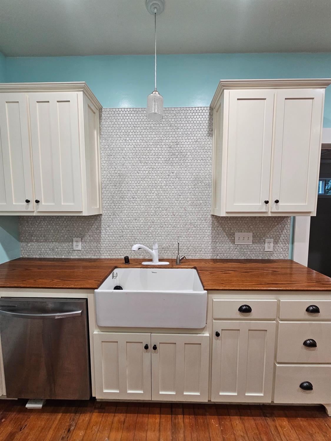 940 Vermont Street Gridley, CA 95948 - Photo 14 of 55 a kitchen with cabinets and white appliances