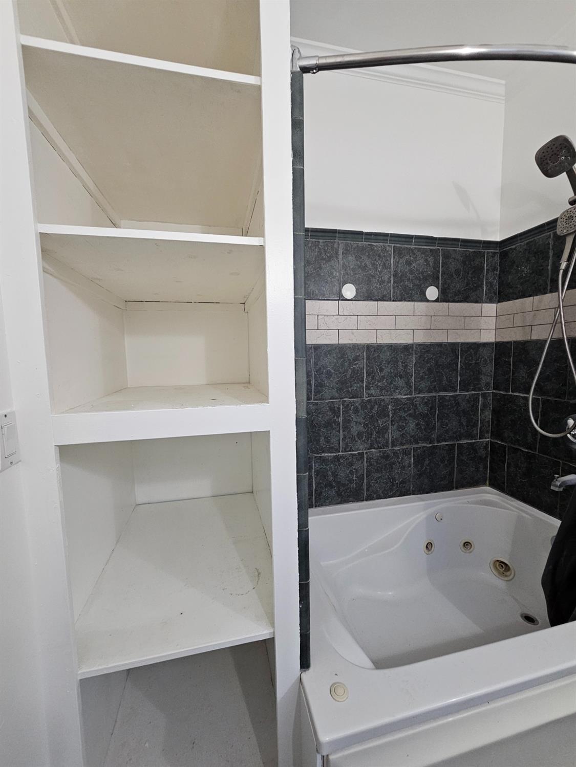 940 Vermont Street Gridley, CA 95948 - Photo 26 of 55 a bathroom with a bathtub