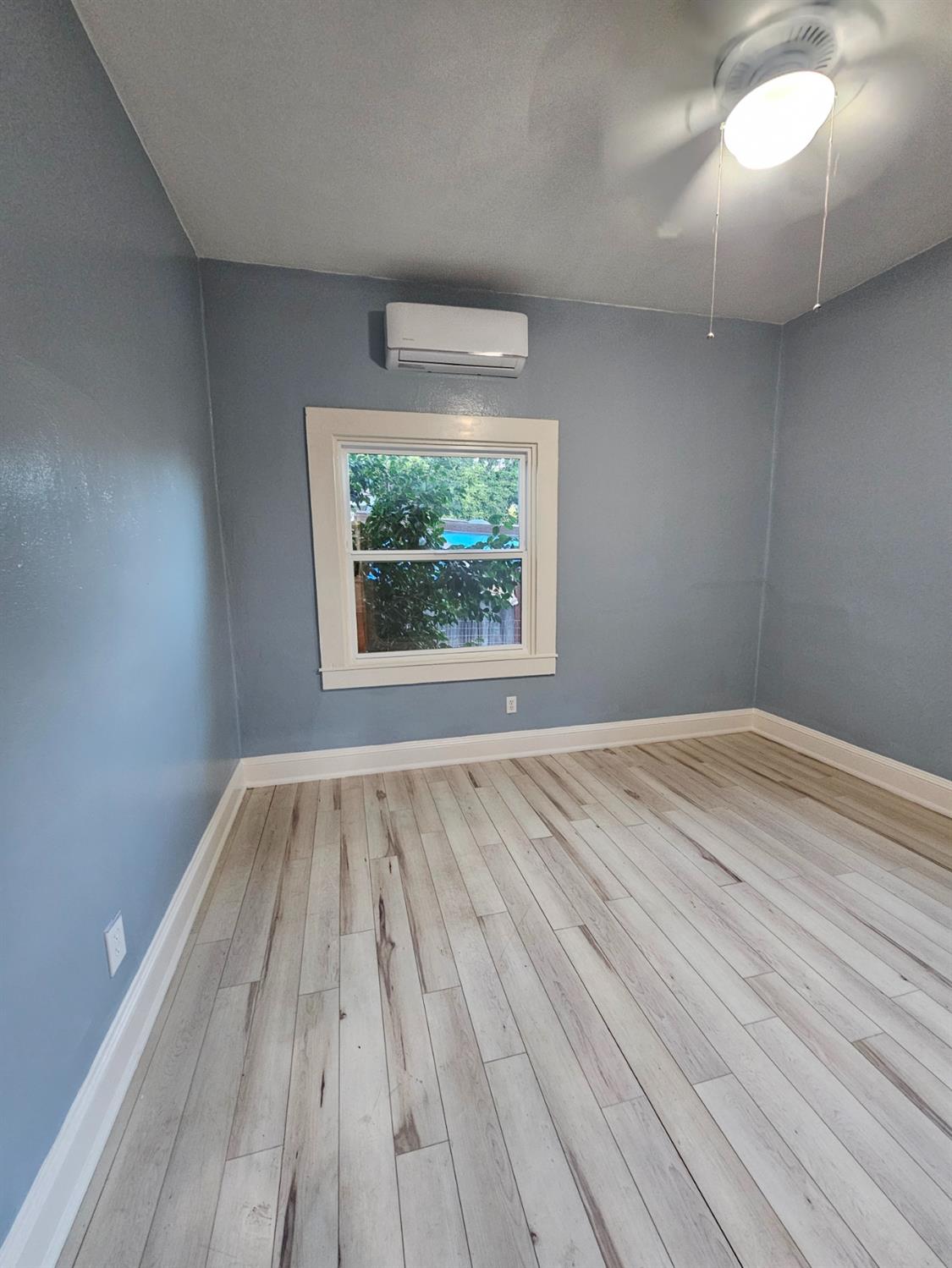 940 Vermont Street Gridley, CA 95948 - Photo 29 of 55 an empty room with wooden floor and windows