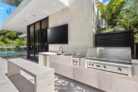 $17,999,000 | 1800 West 27th Street, Miami Beach, FL 33140