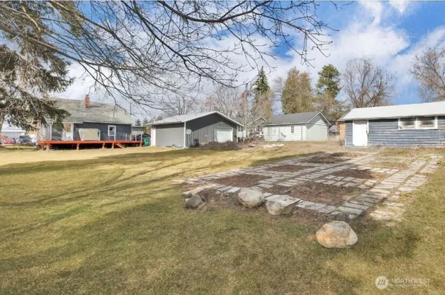 a view of a yard with brick house
