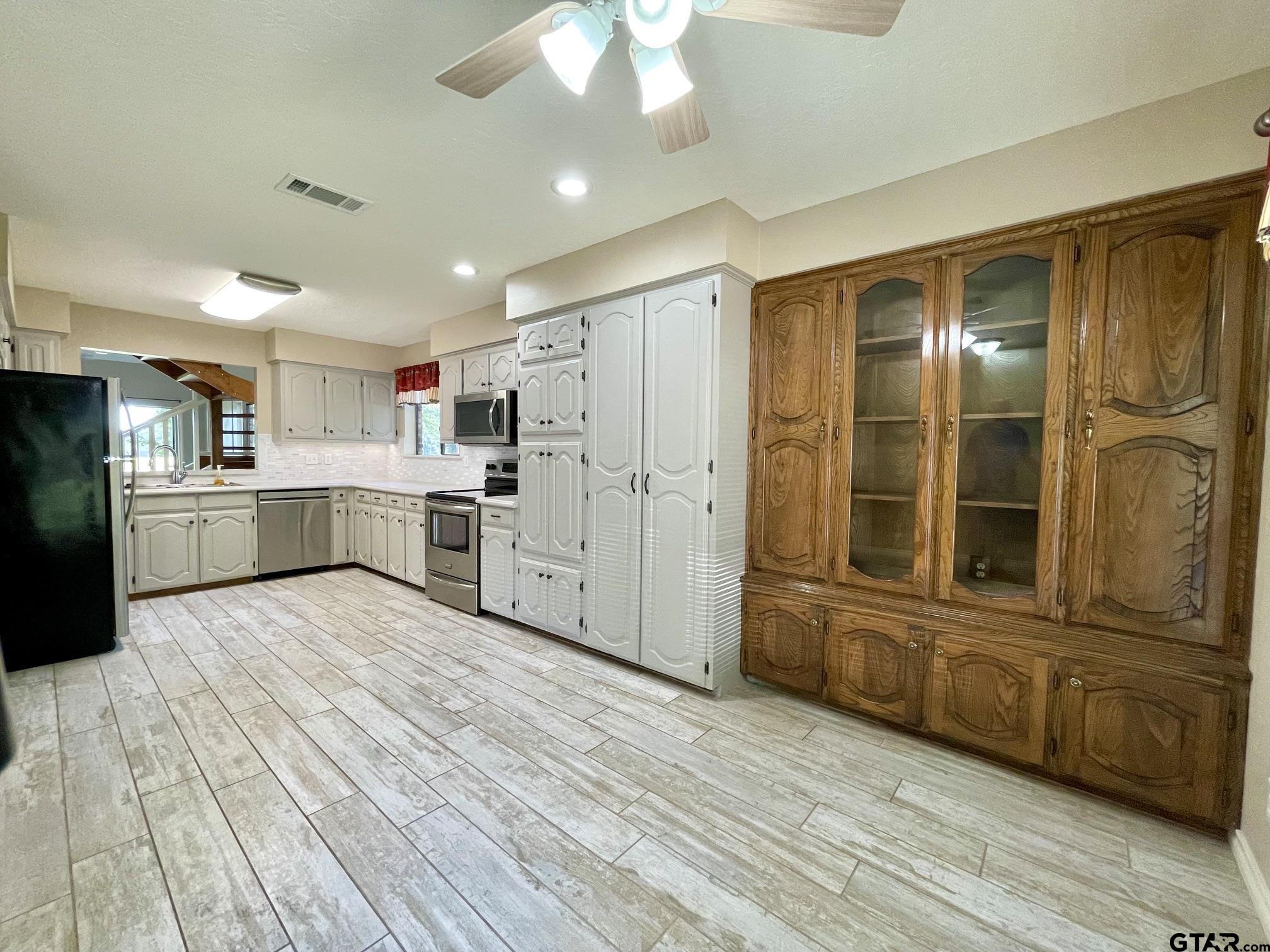 162 Pine Tree, Unit B Holly Lake Ranch, TX 75765 - Photo 8 of 33 Gallery Image 8