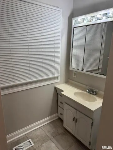 $1,800 | 1868 Kings Drive, Bettendorf, IA 52722