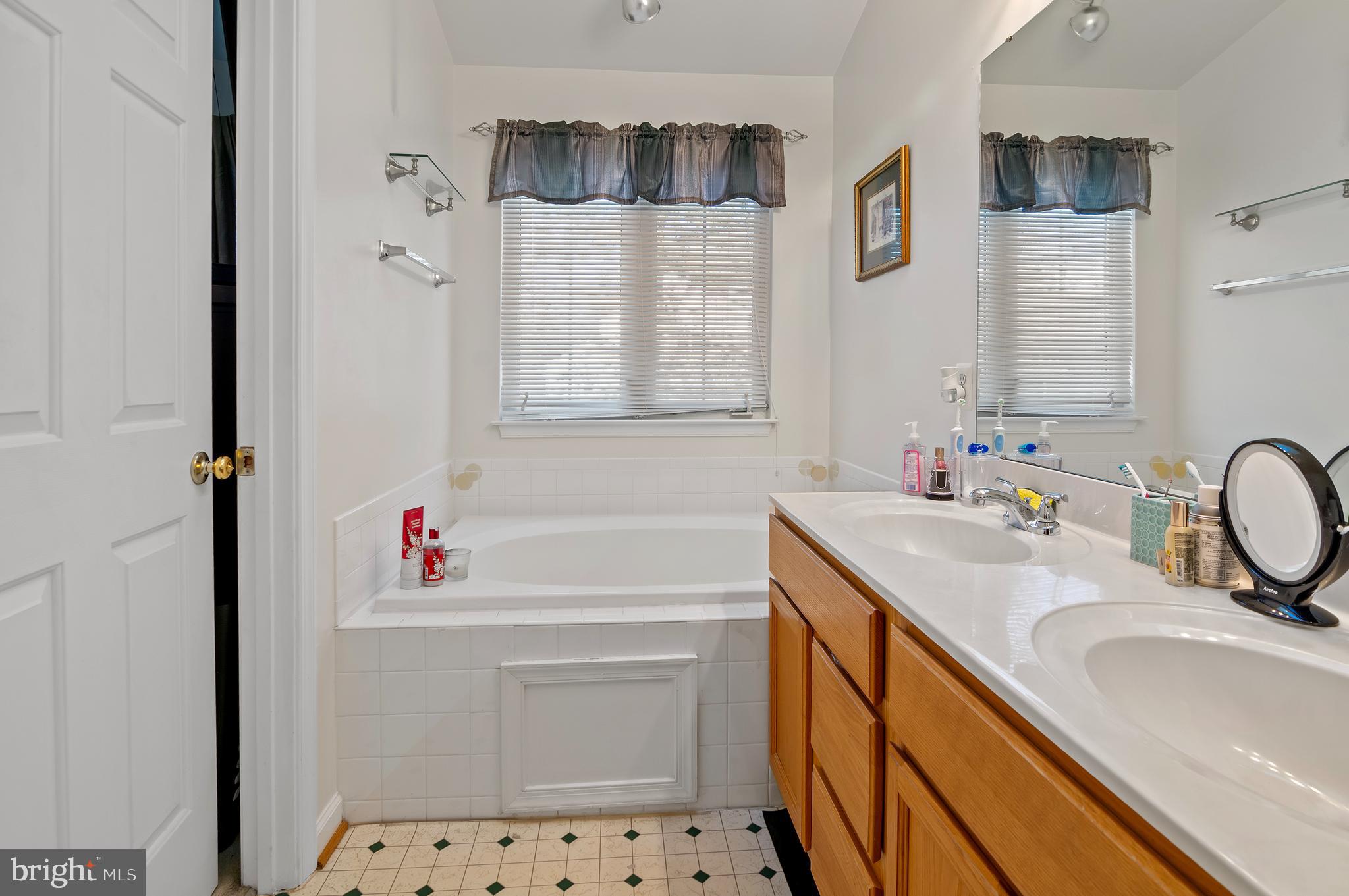 7106 Firebrush Court Clinton, MD 20735 - Photo 15 of 28 Primary Full Bath