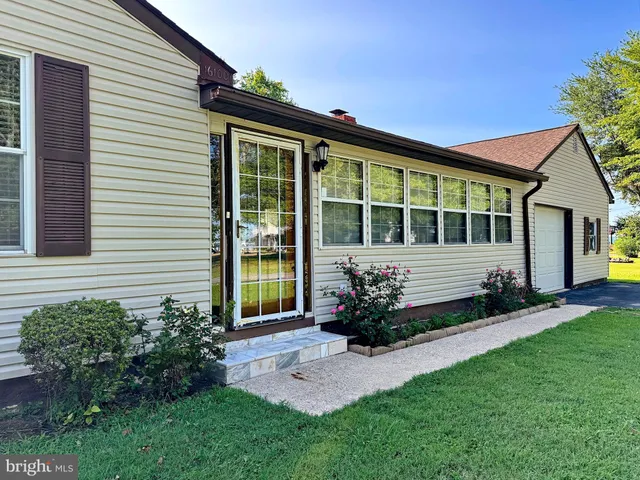 a view of a house with backyard and garden