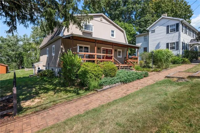 a view of a house with yard and plants