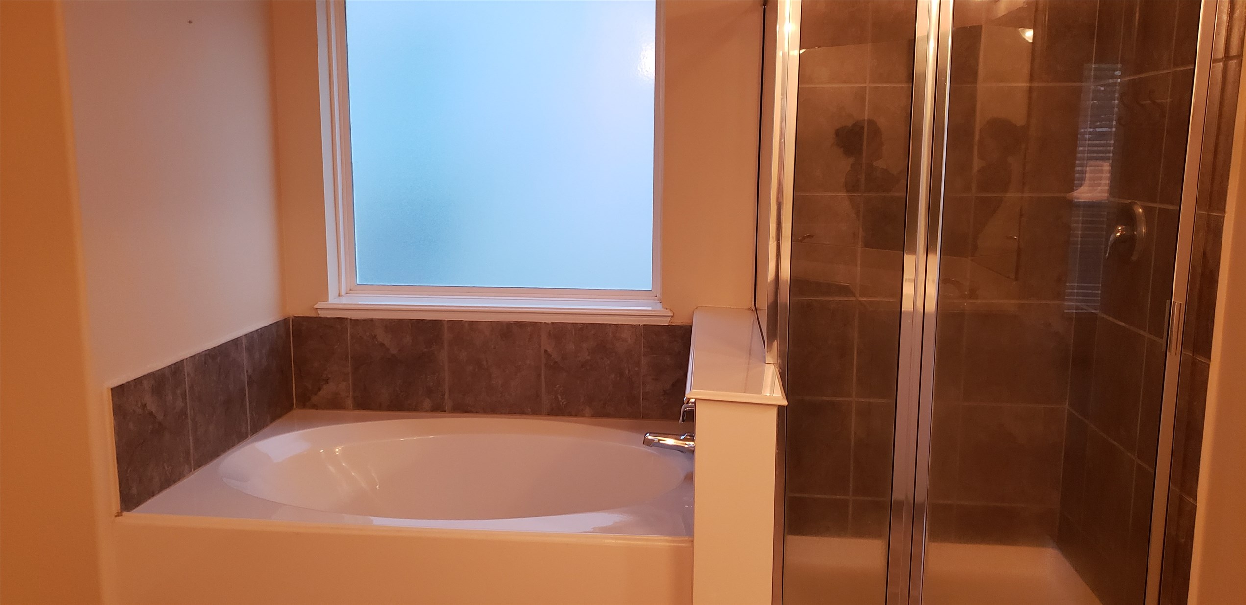 9923 Yearling Place Conroe, TX 77385 - Photo 19 of 36 a bathroom with a bathtub