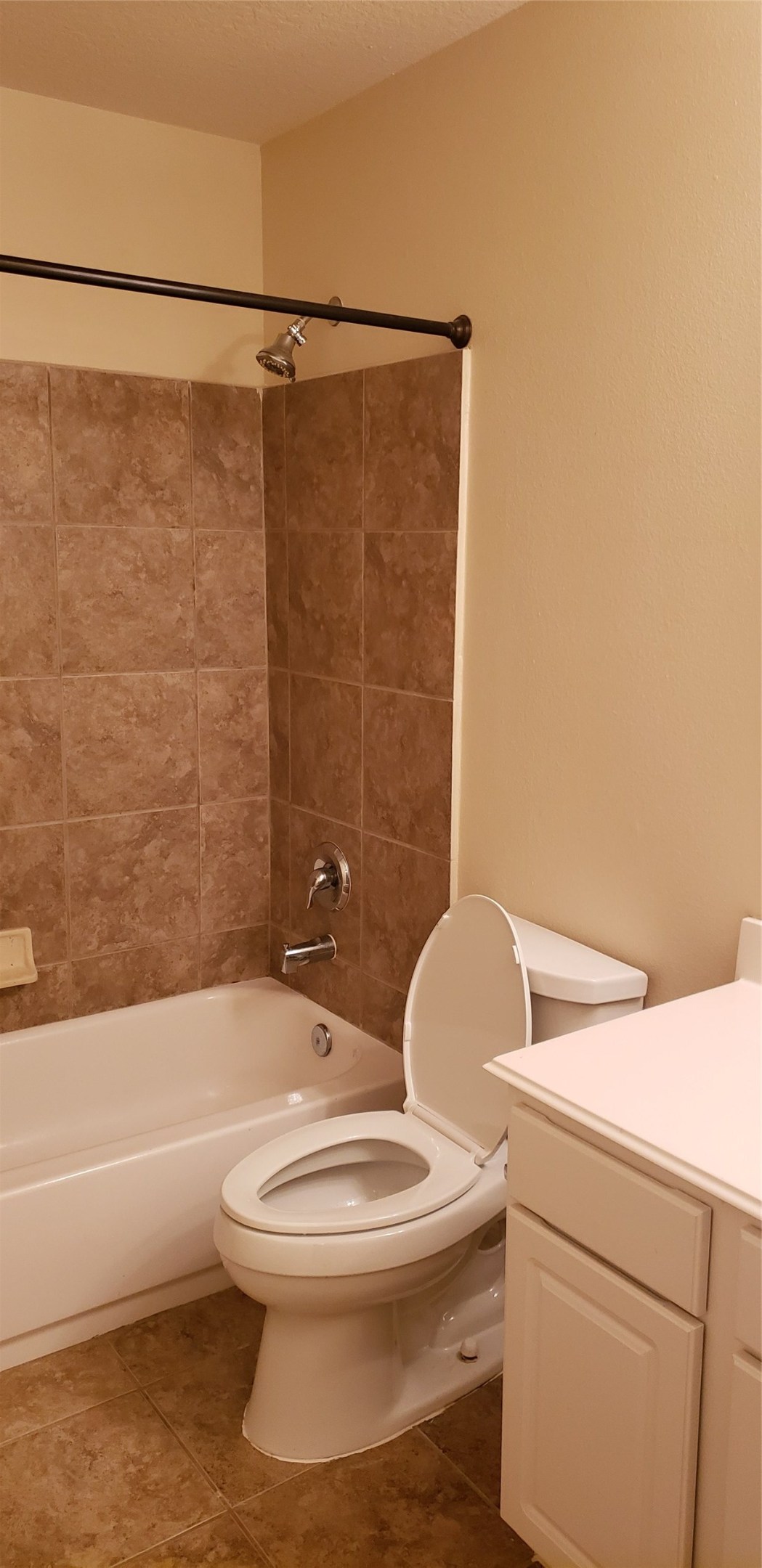 9923 Yearling Place Conroe, TX 77385 - Photo 31 of 36 a bathroom with a toilet and a bathtub
