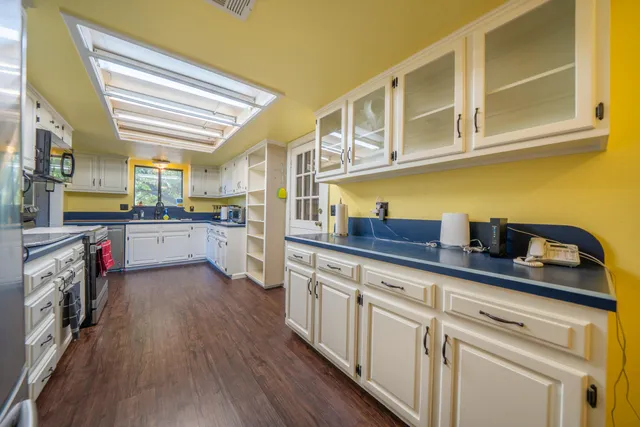 a view of a livingroom with furniture