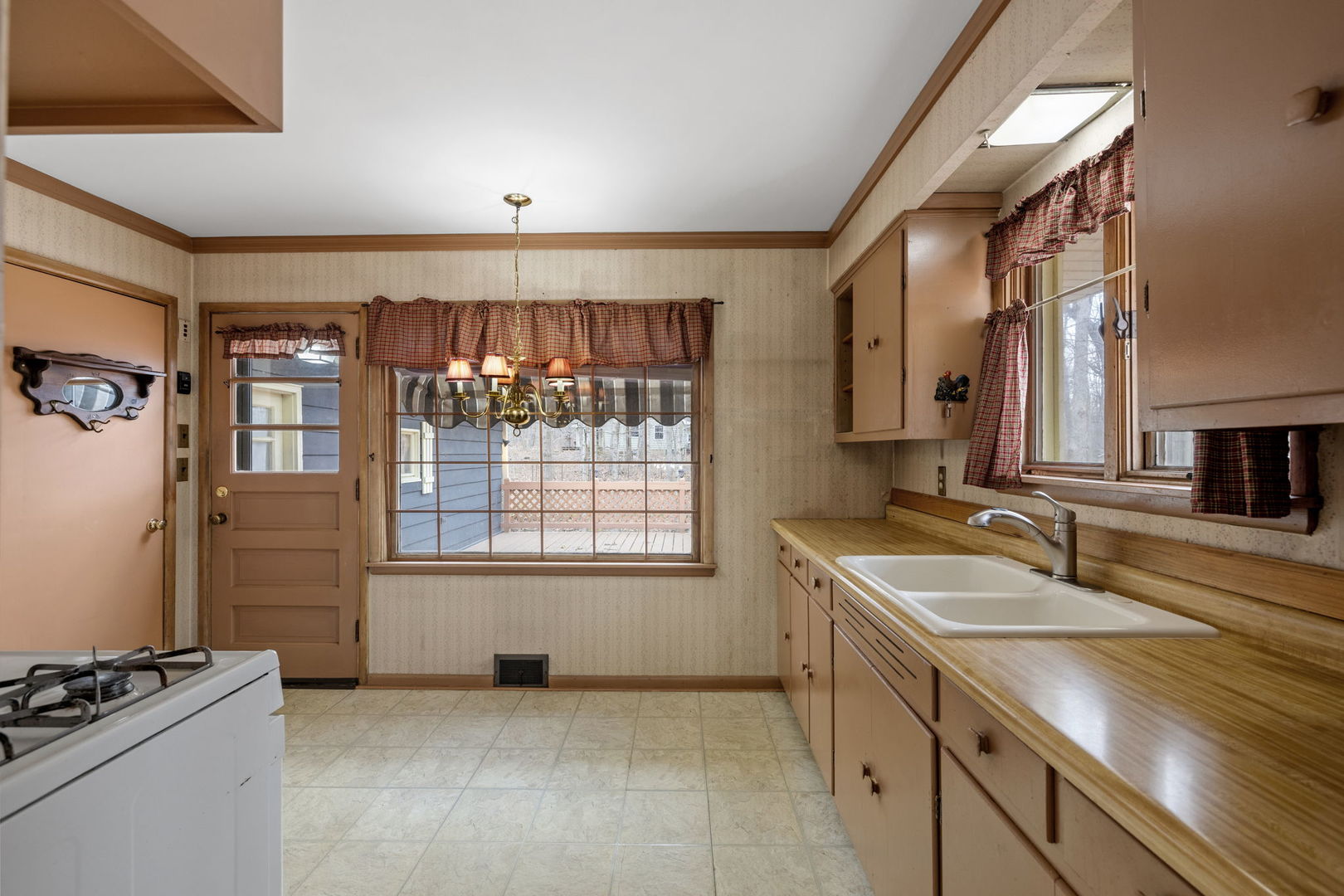 11040 Cleveland Road Mokena, IL 60448 - Photo 13 of 28 a bathroom with a sink and a mirror