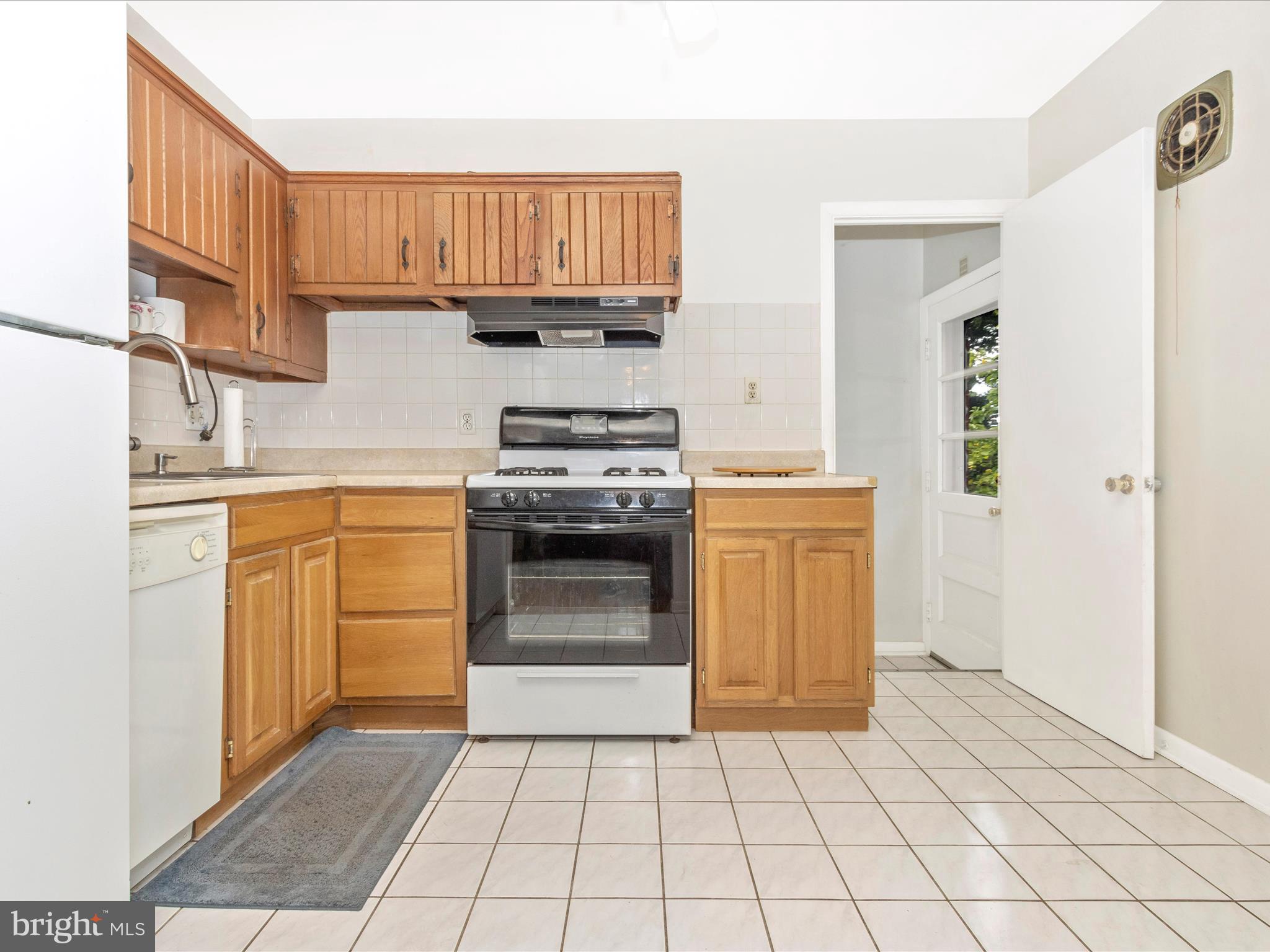 240 Hannes Street Silver Spring, MD 20901 - Photo 9 of 51 Kitchen