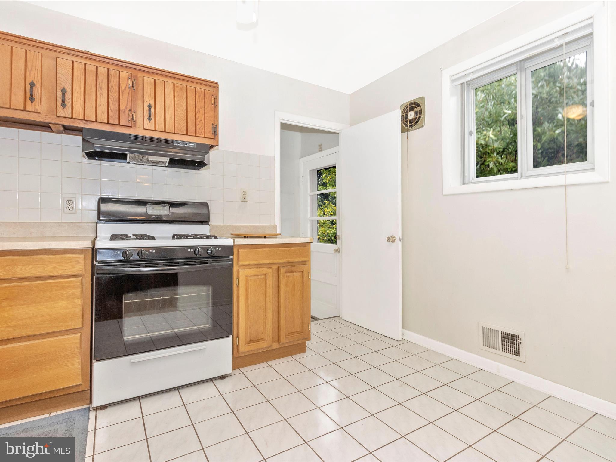 240 Hannes Street Silver Spring, MD 20901 - Photo 10 of 51 Kitchen