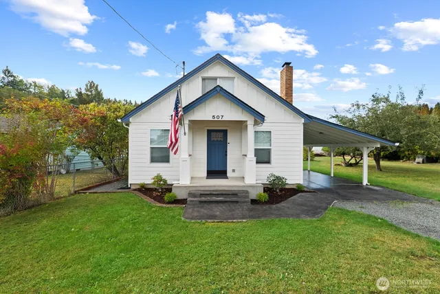 a view of a house with a yard
