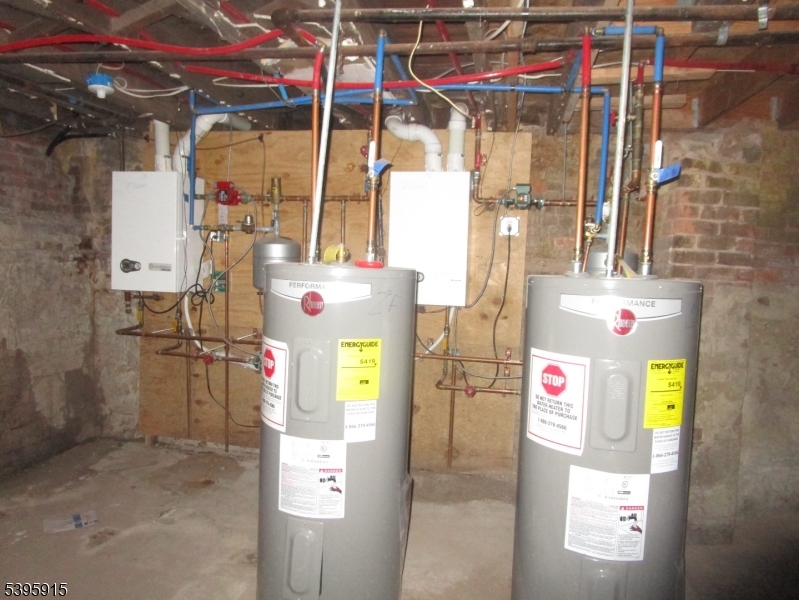 437 7th Avenue, Unit 4 Newark, NJ 07107 - Photo 7 of 7 a utility room with dryer and washer