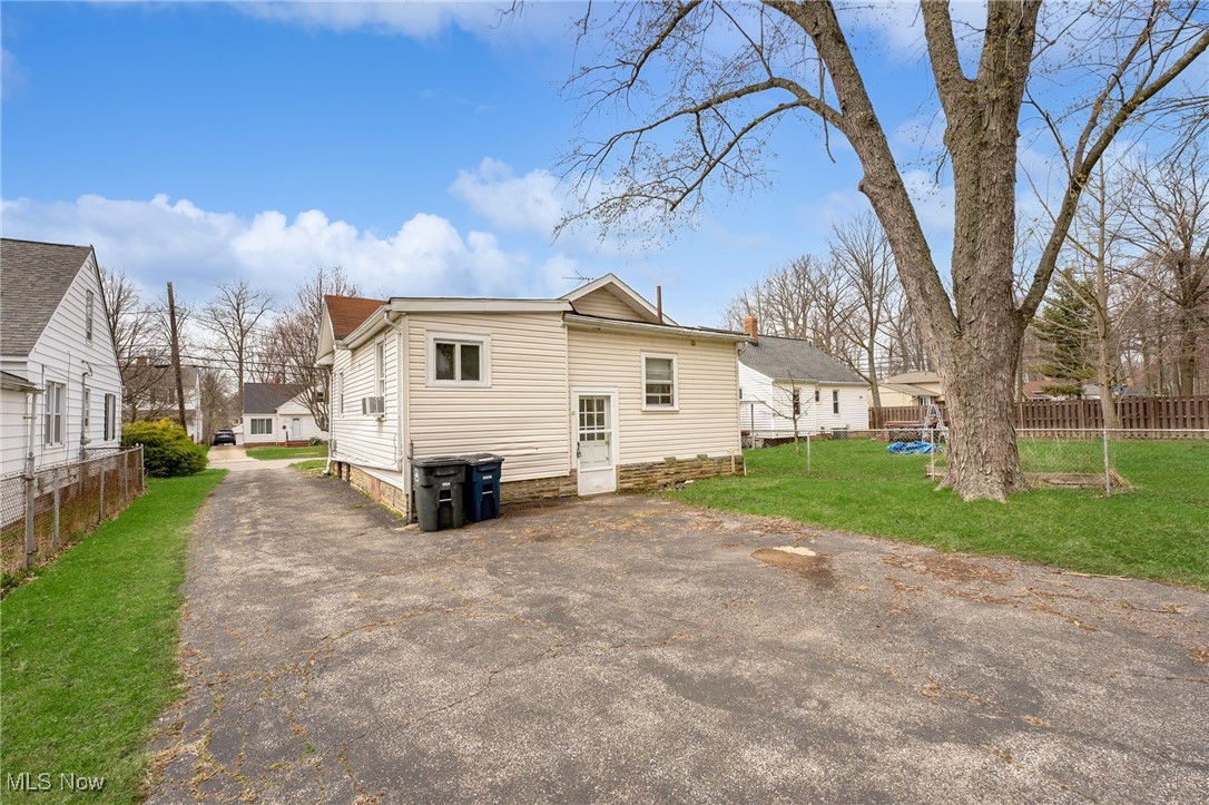 1095 Gordon Road Lyndhurst, OH 44124 - Photo 23 of 24