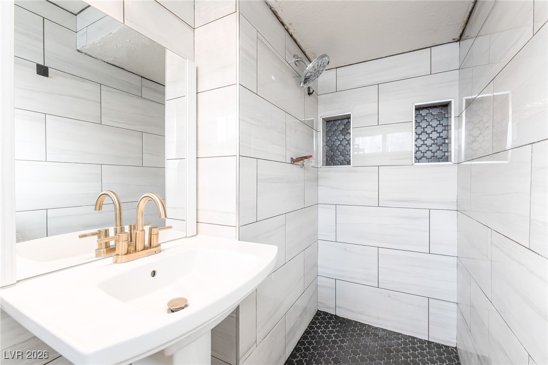 716 North 18th Street Las Vegas, NV 89101 - Photo 27 of 39 Bathroom featuring tiled shower and tile walls