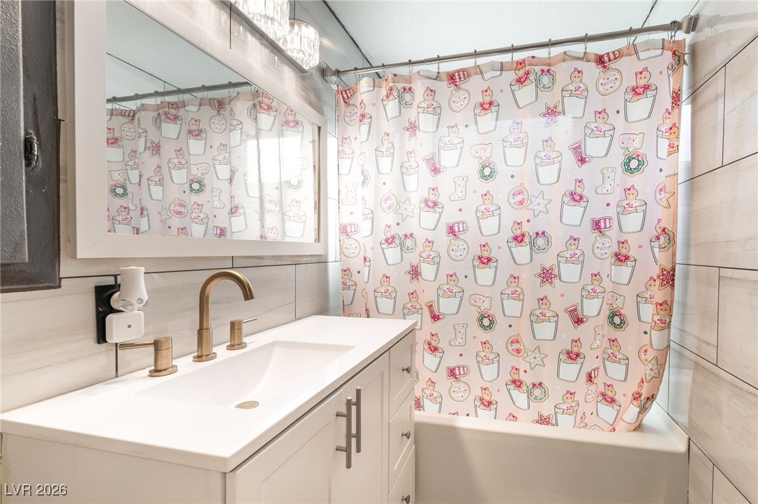 716 North 18th Street Las Vegas, NV 89101 - Photo 30 of 39 Full bath with vanity, shower / tub combo, and decorative backsplash