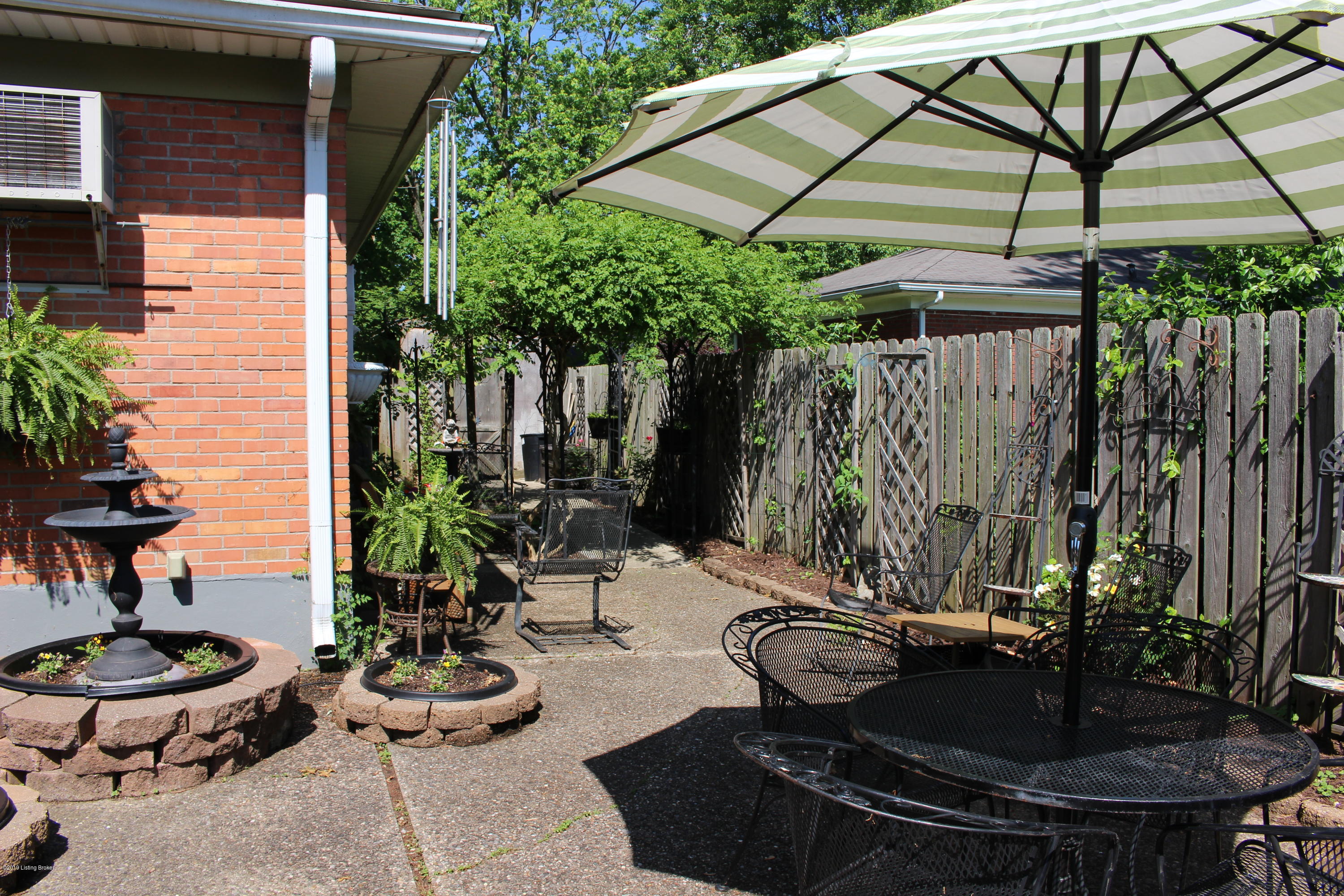 4401 Leeds Road Louisville, KY 40216 - Photo 10 of 25 Beautifully landscaped patio