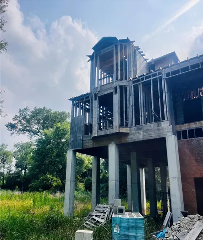 a view of a house with backyard and deck