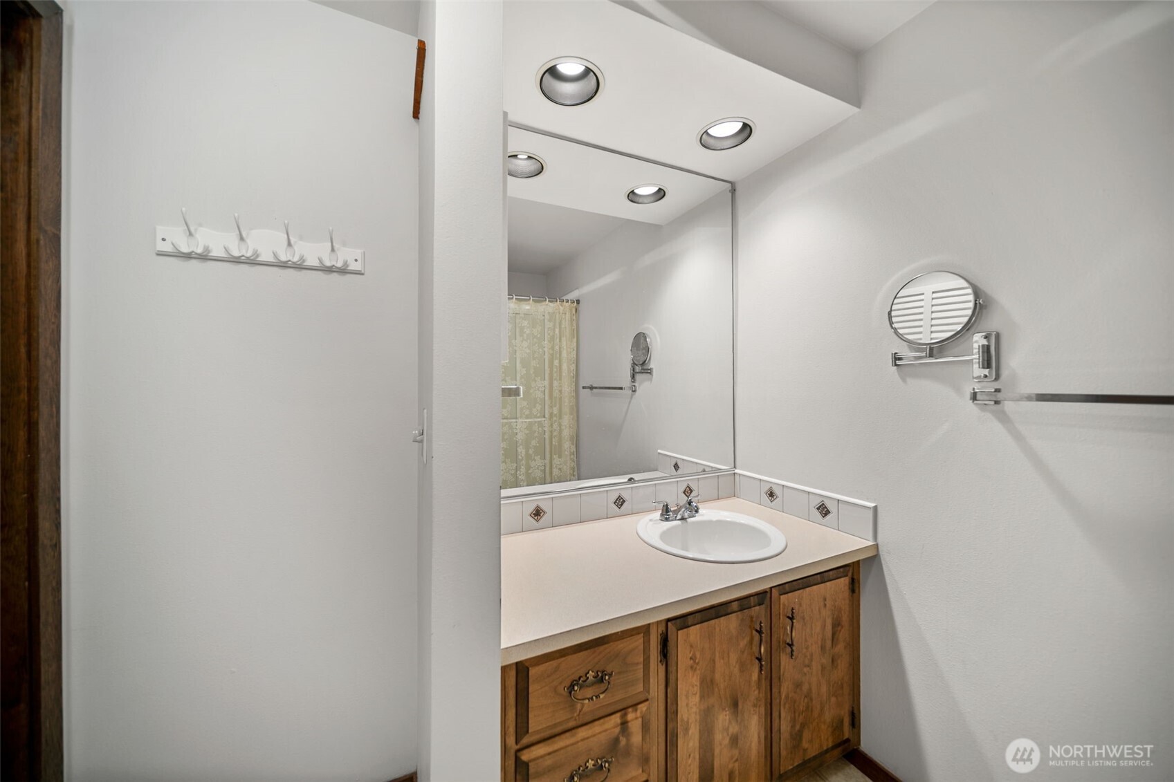 1310 Castlerock Avenue, Unit 9 Wenatchee, WA 98801 - Photo 17 of 33 a bathroom with a sink mirror and vanity