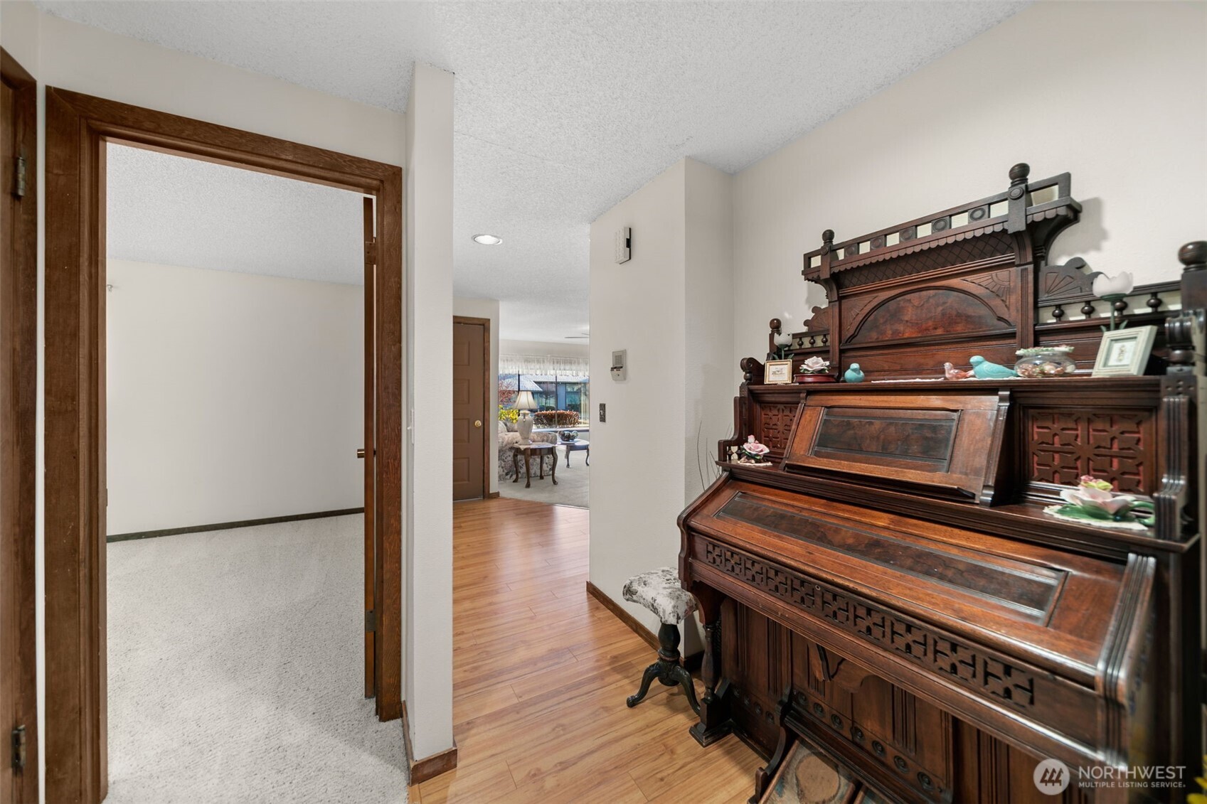 1310 Castlerock Avenue, Unit 9 Wenatchee, WA 98801 - Photo 20 of 33 a living room with furniture and a piano