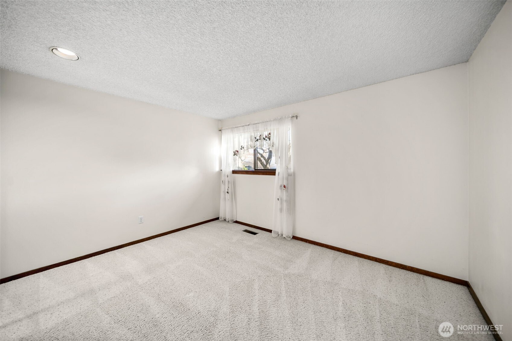 1310 Castlerock Avenue, Unit 9 Wenatchee, WA 98801 - Photo 21 of 33 a view of a room