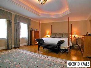 3901 Foxcroft Road Charlotte, NC 28211 - Photo 6 of 8 a bedroom with furniture and a tub