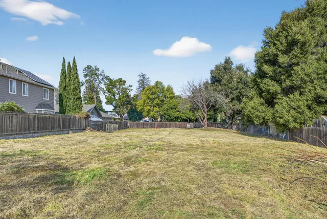 a view of back yard of the house