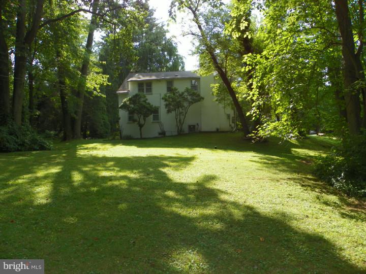 1348 Holcomb Road Huntingdon Valley, PA 19006 - Photo 4 of 24 Exterior Side
