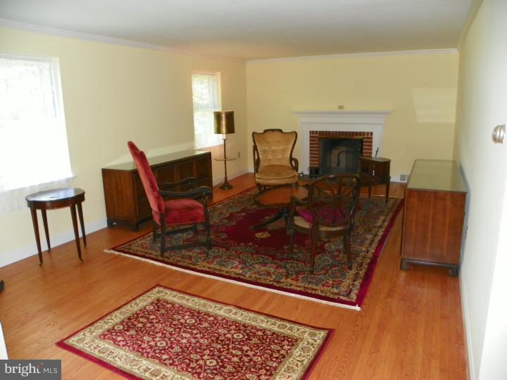 1348 Holcomb Road Huntingdon Valley, PA 19006 - Photo 5 of 24 Living Room