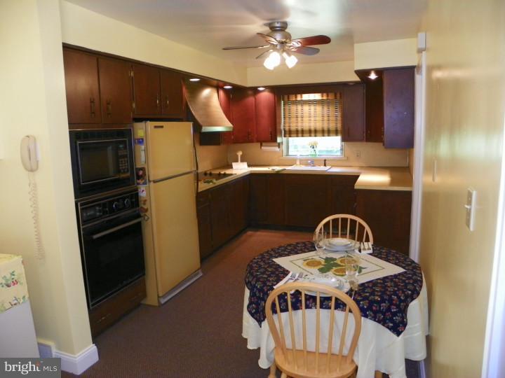 1348 Holcomb Road Huntingdon Valley, PA 19006 - Photo 6 of 24 Kitchen