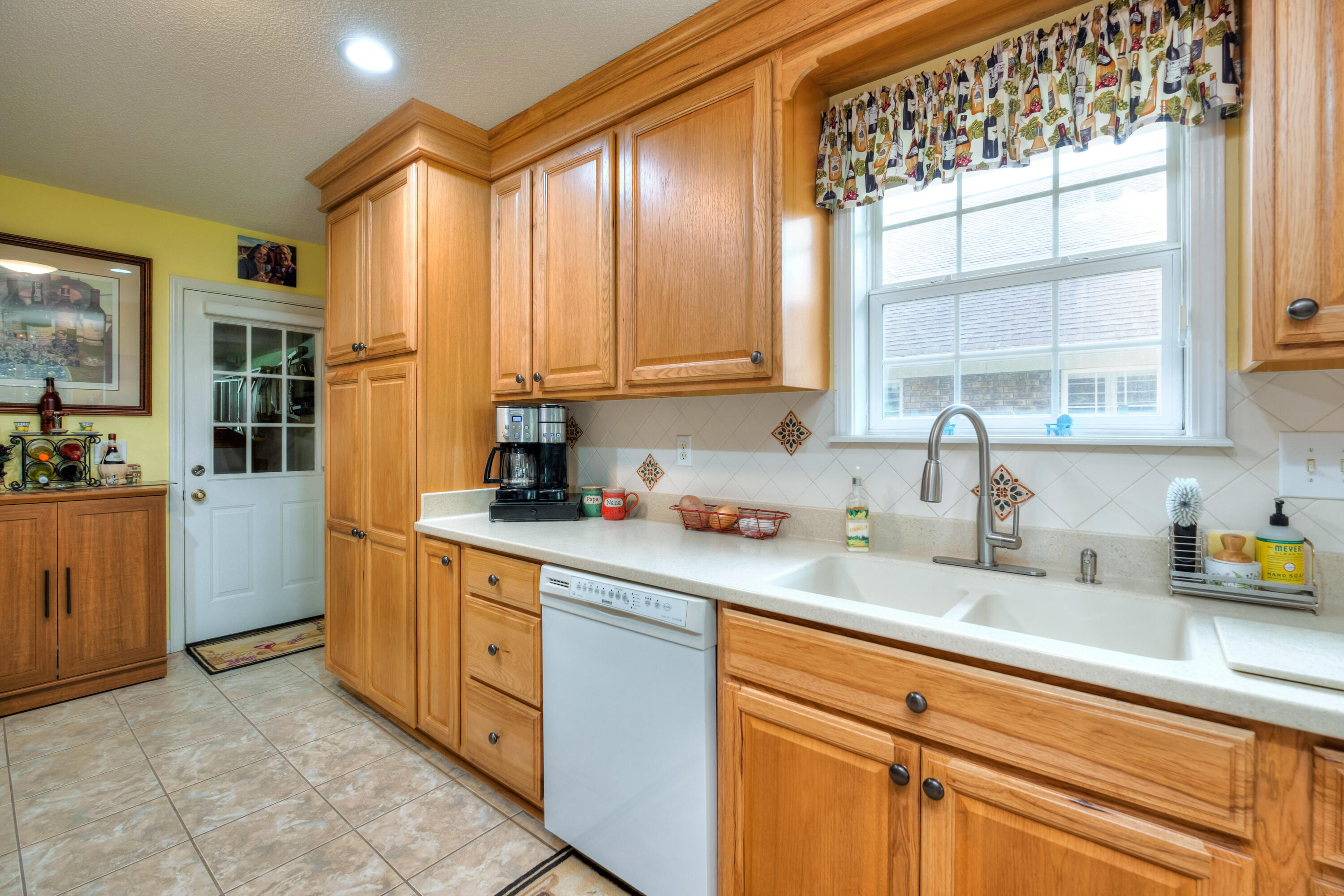 107 Ridge Lake Drive Manning, SC 29102 - Photo 27 of 68 SOLID SURFACE COUNTERTOPS