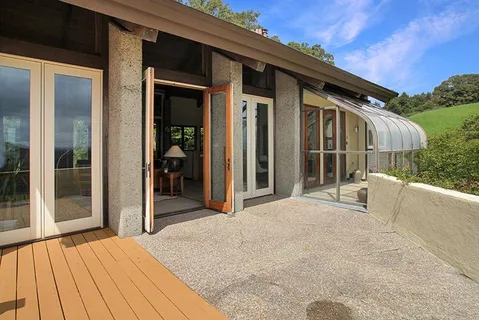 a view of a house with backyard and porch