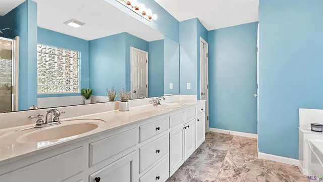 $290,000 | 43208 South Henderson Avenue, Prairieville, LA 70769