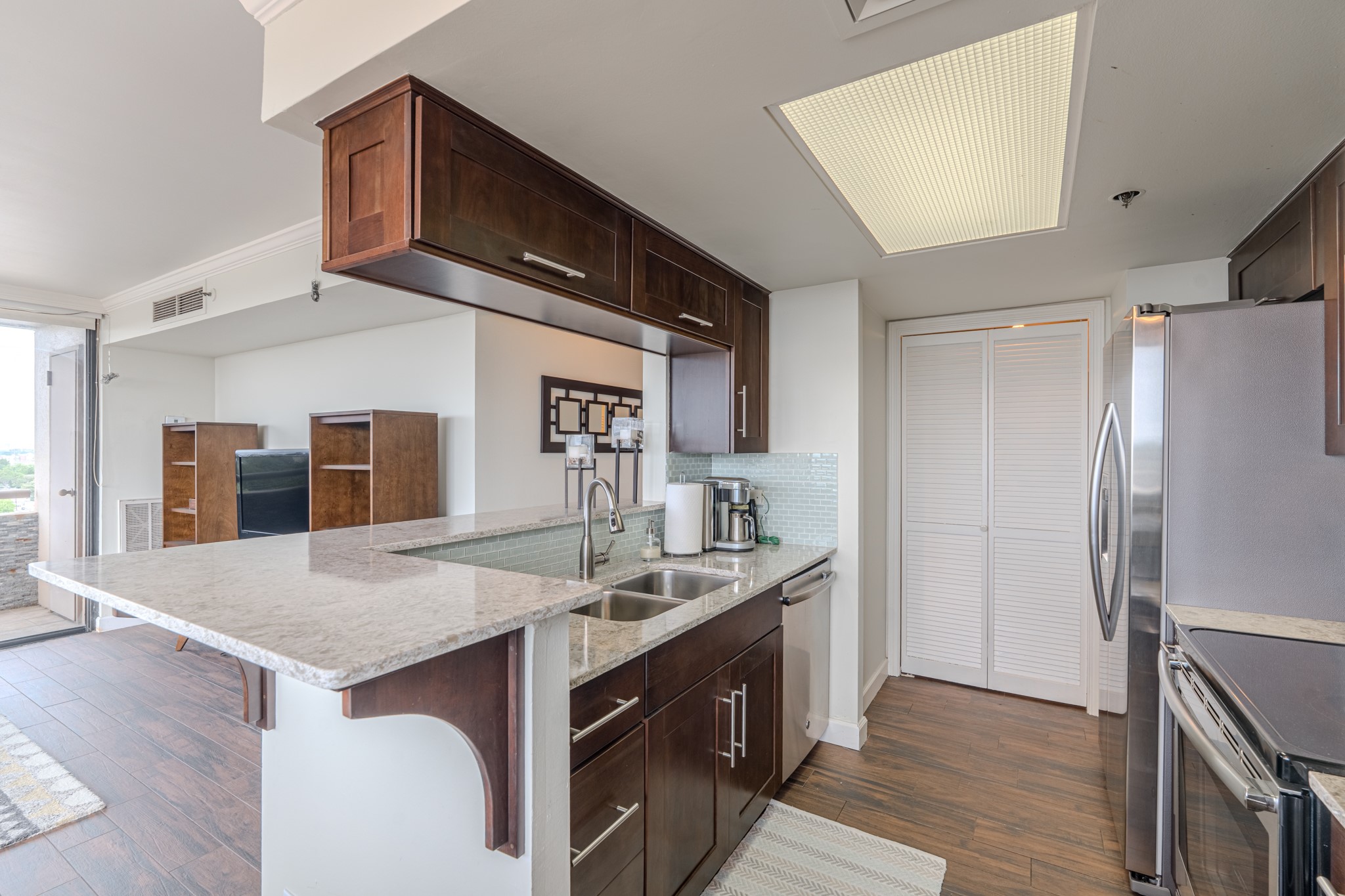 3525 Sage Road, Unit 1016 Houston, TX 77056 - Photo 30 of 42 a kitchen with stainless steel appliances granite countertop a sink stove and refrigerator