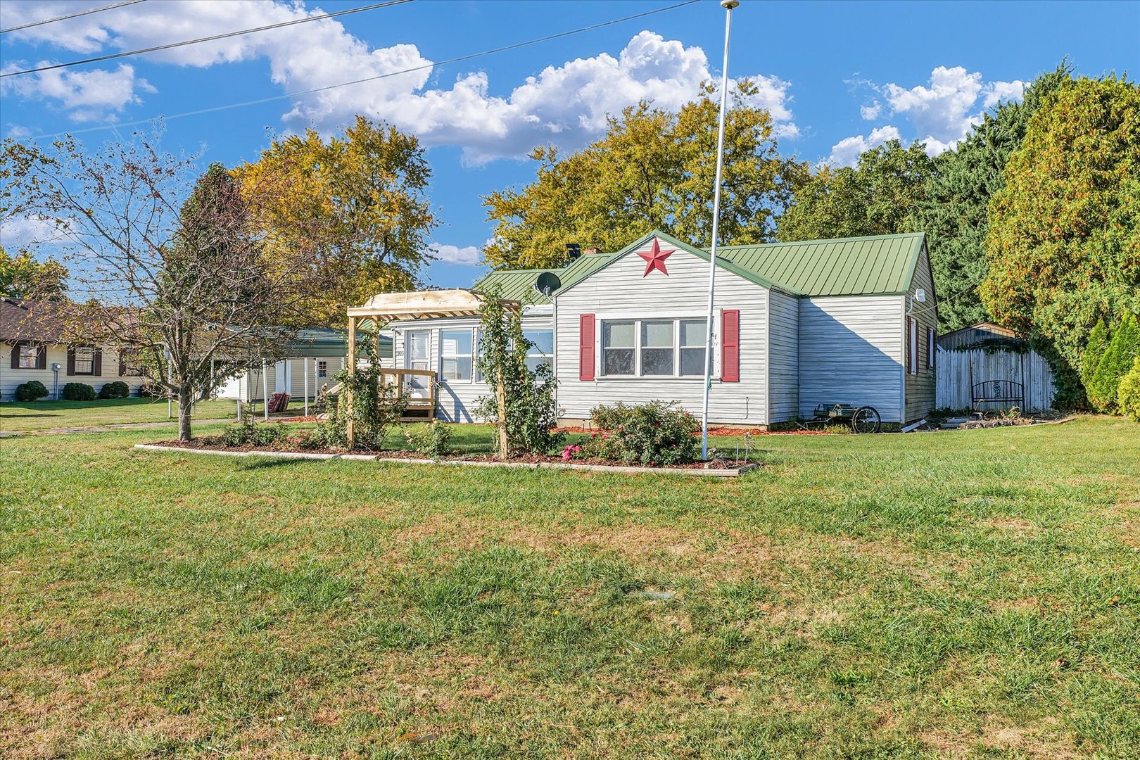 309 South Main Street Elliott, IL 60933 - Photo 2 of 44 a front view of a house with garden