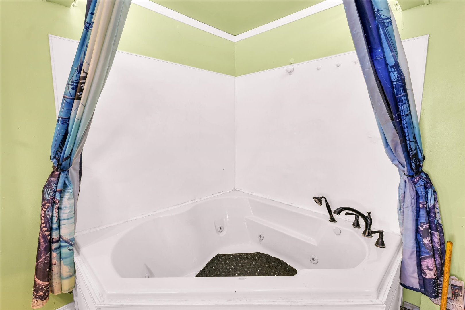 309 South Main Street Elliott, IL 60933 - Photo 30 of 44 a bathroom with a bathtub