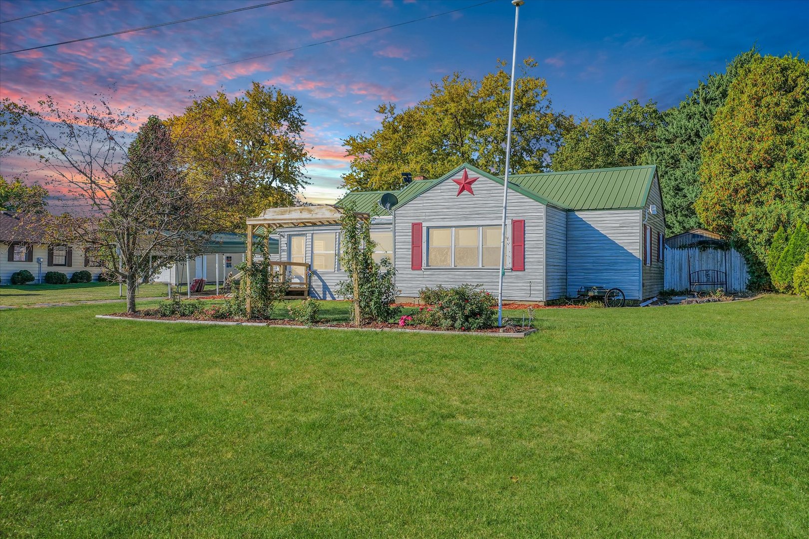 309 South Main Street Elliott, IL 60933 - Photo 41 of 44 a front view of a house with garden