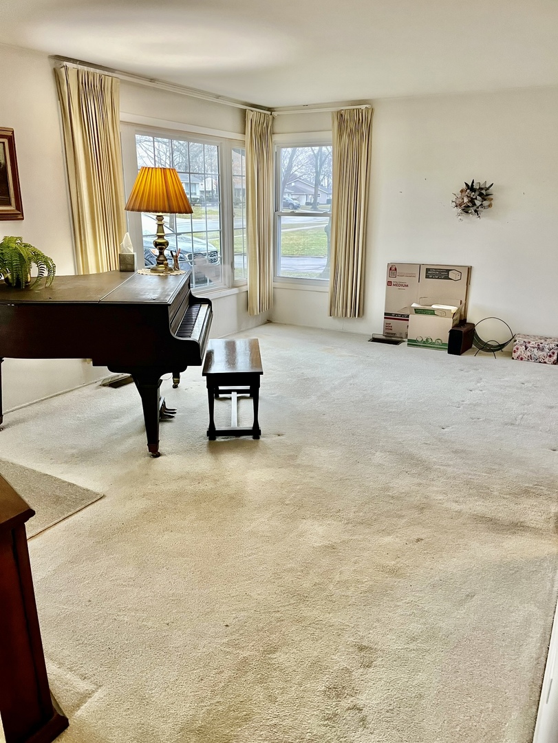 2601 George Street Rolling Meadows, IL 60008 - Photo 5 of 12 a living room with furniture and a table