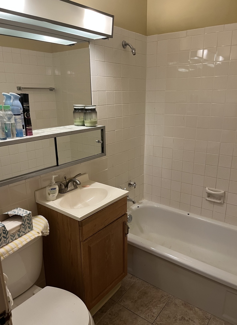 2601 George Street Rolling Meadows, IL 60008 - Photo 9 of 12 a bathroom with a sink toilet and shower